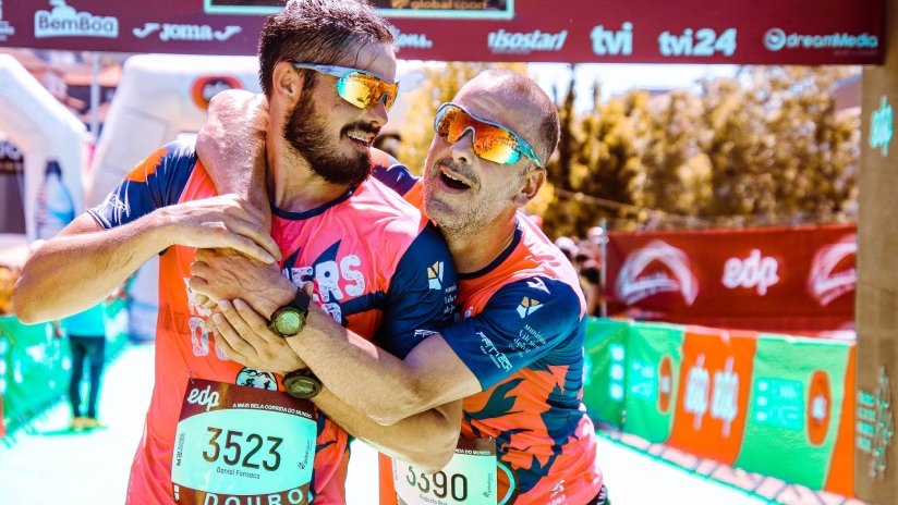 Two runners passing the finish line - ⓒ Joelle Voogt 2017